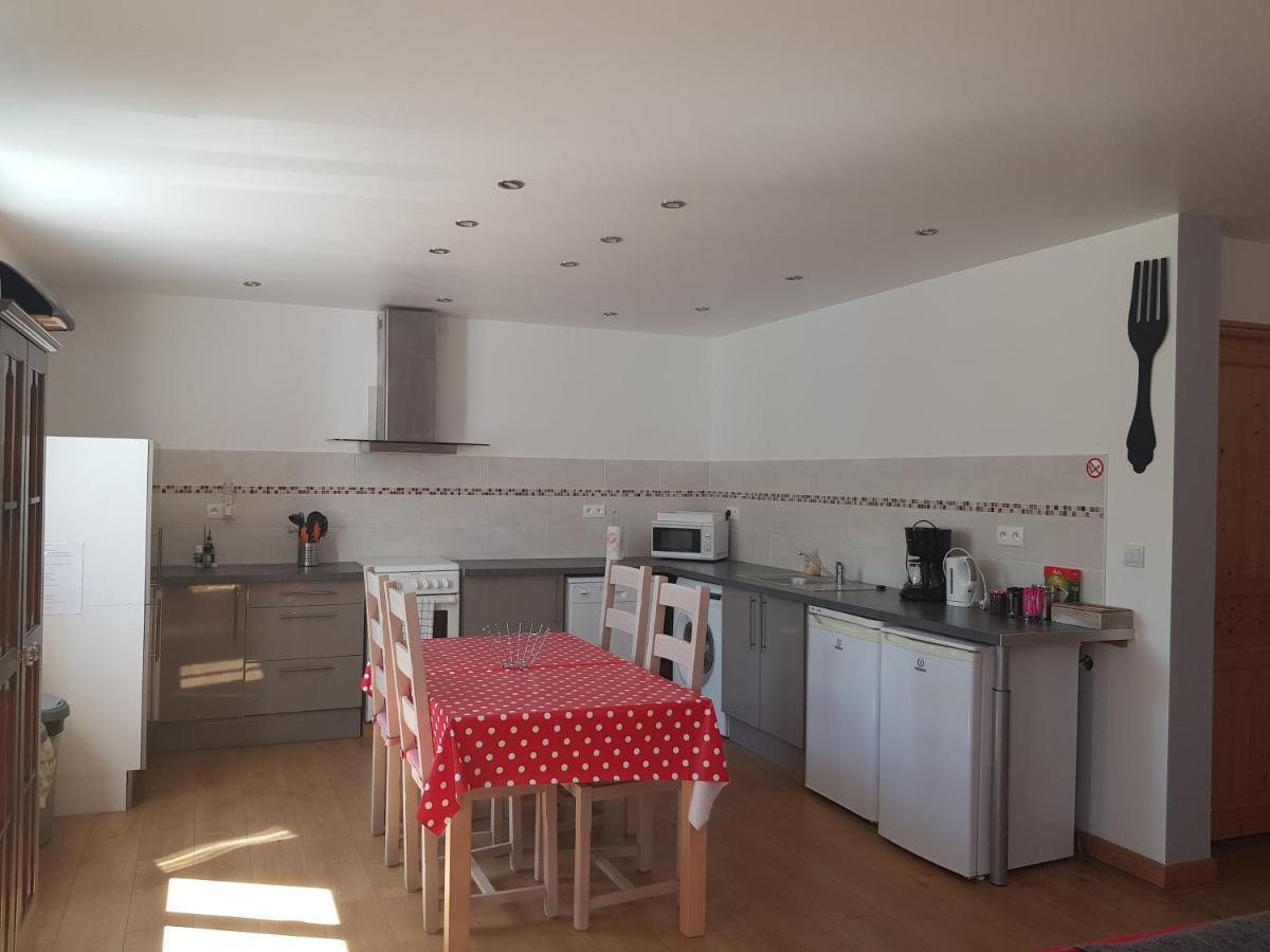 Les Trois Lions Apartment Фоа Екстериор снимка